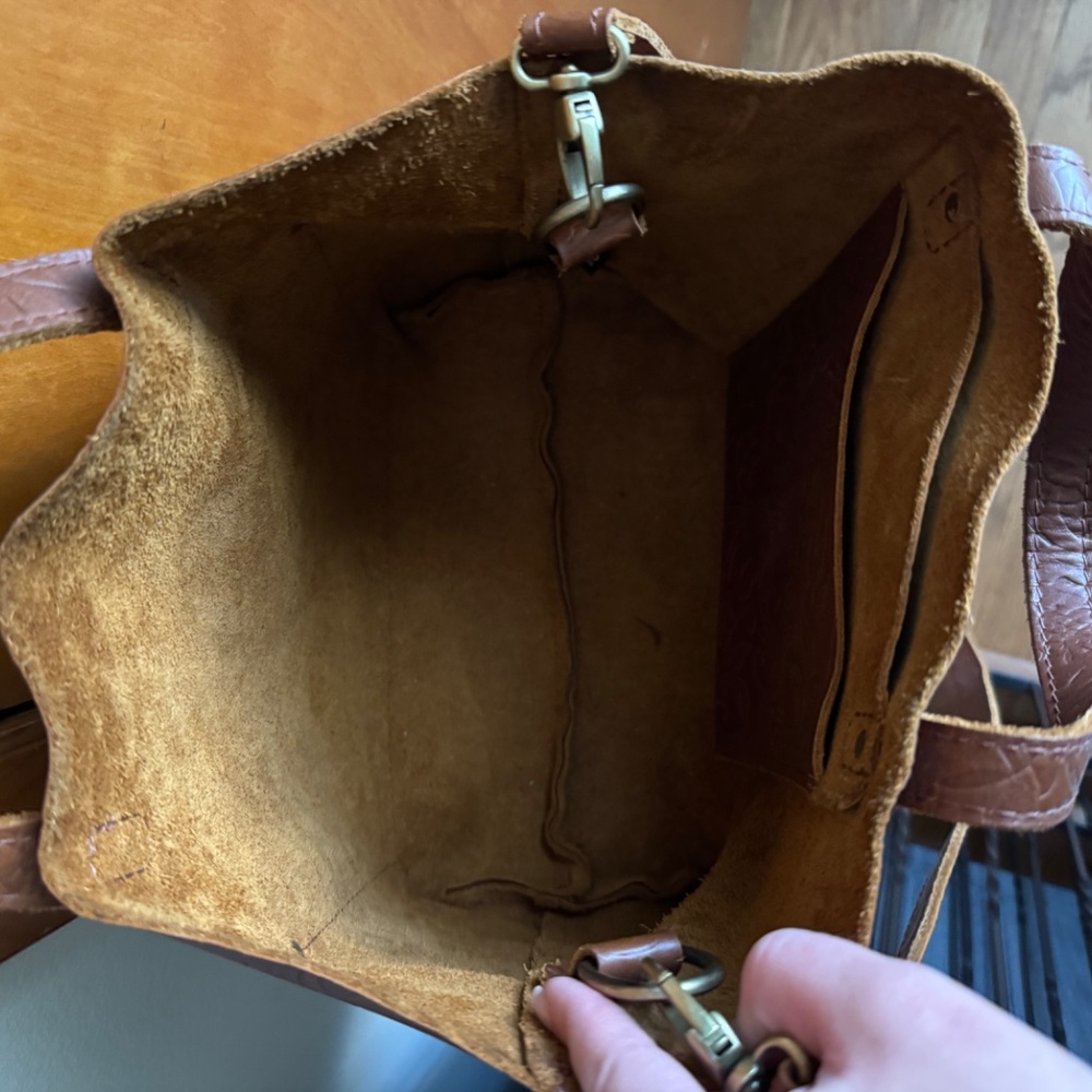 Portland Leather medium crossbody tote - Picture 3 of 5